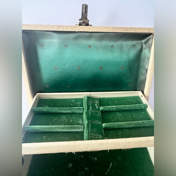 MELE vintage mid-century cream and gold fleur de lis jewelry box - Picture 11 of 12